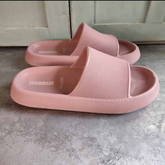 CUSHIONAIRE Muted Pink Feather Cloud Slides- size US10/EUR 40 - Picture 1 of 6